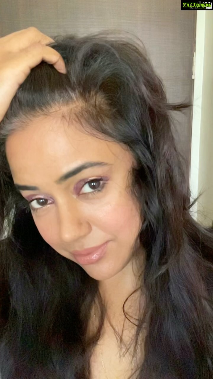 Sameera Reddy Instagram - Haters can’t do nothin when the vibe is UP ⬆️ Slaying it your way! 🔥make up deets in yesterday’s IGTV. Prepped skin with @juicy_chemistry Hemp Tea Tree and Neem face wash & Australian Tea Tree & Basil Water @plumgoodness charcoal scrub mask & @kalyashastra Sahasra skin nourisher. Needed me some feel good lovin !💃 you got this girl 🎉🔥❤️