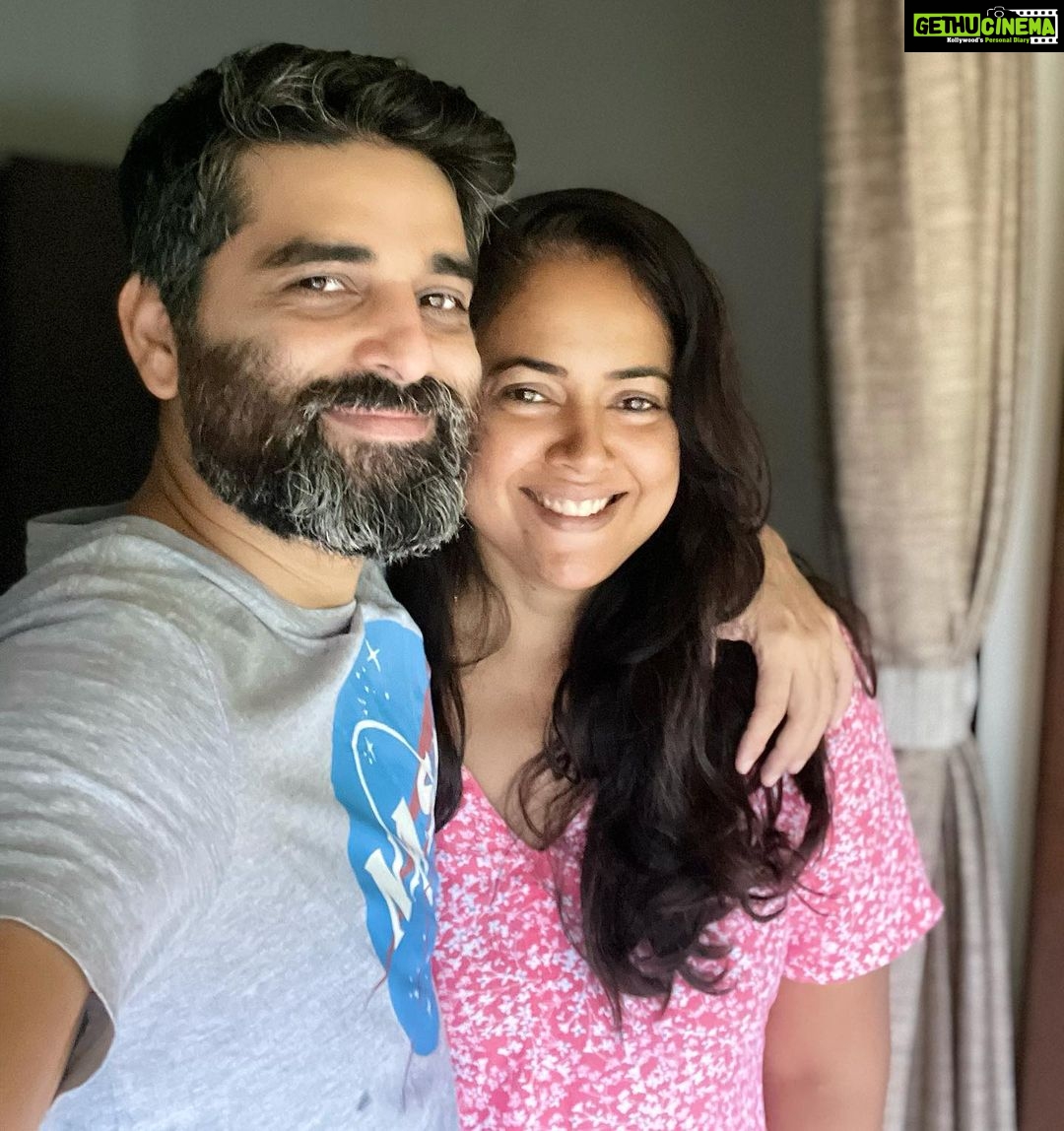 Sameera Reddy Instagram - Exhausted parents Selfie📸 In the midst of a pandemic, cyclones, curfews & the constant chatter of news, we try and find moments of calm together to remind each other that it’s gonna be ok 🙌🏻 We all need that someone right now ❤️ a friend , a partner , family , a neighbour or even the kindness of social media 🌟 #sundayvibes #strongertogether @mr.vardenchi