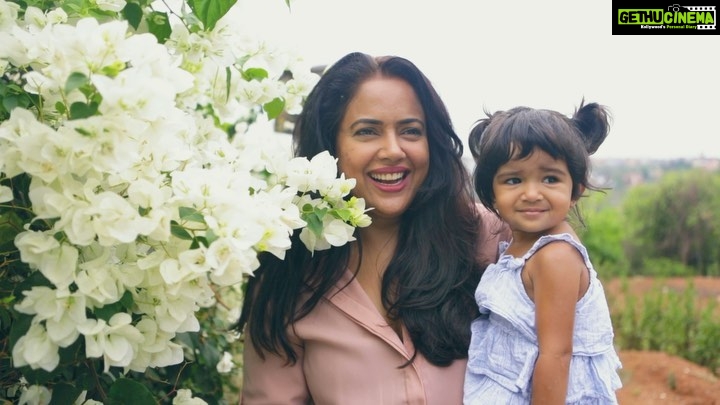 Sameera Reddy Instagram - During this extraordinary time, lets make a pledge to be more mindful of our actions. I have made a switch to an organic and sustainable lifestyle. I am also proud to say that @juicy_chemistry is donating 100% of their proceeds for the covid19 relief. Their biodegradable and recyclable packaging is making sure we protect, we conserve, we give back to the planet for all future generations & this makes us so happy. ✨ Wishing all the Mommies a very Happy Mother’s Day! And we hope you this one will be extra special and memorable with your loved ones ❤️ Shop these organic products from https://juicychemistry.com