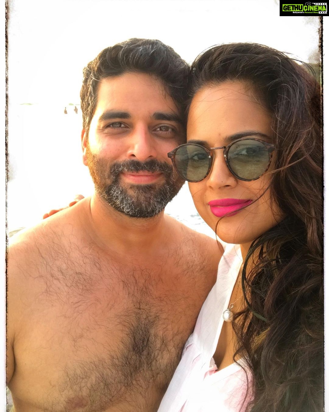 Sameera Reddy Instagram - May 27th 2019 Goa ๐ Preggo with Nyra๐2 years later never thought we would move here! I canโt tell you how much I enjoyed my bump and these pics just reminded me of it โค๏ธ her positive energy gave me so much strength even before she arrived ๐ #throwbackthursday #gratitude for my lil girl #naughtynyra #messymama #motherhood #pregnancy #babybump #throwback ๐ @saadhvimehra thank you for such amazing memories โค๏ธ .๐ท @_fabian.franco_ Goa, India