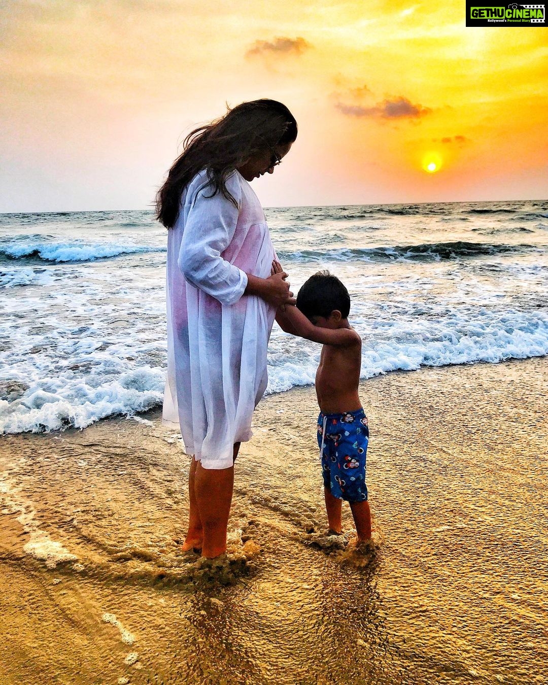 Sameera Reddy Instagram - May 27th 2019 Goa ๐ Preggo with Nyra๐2 years later never thought we would move here! I canโt tell you how much I enjoyed my bump and these pics just reminded me of it โค๏ธ her positive energy gave me so much strength even before she arrived ๐ #throwbackthursday #gratitude for my lil girl #naughtynyra #messymama #motherhood #pregnancy #babybump #throwback ๐ @saadhvimehra thank you for such amazing memories โค๏ธ .๐ท @_fabian.franco_ Goa, India
