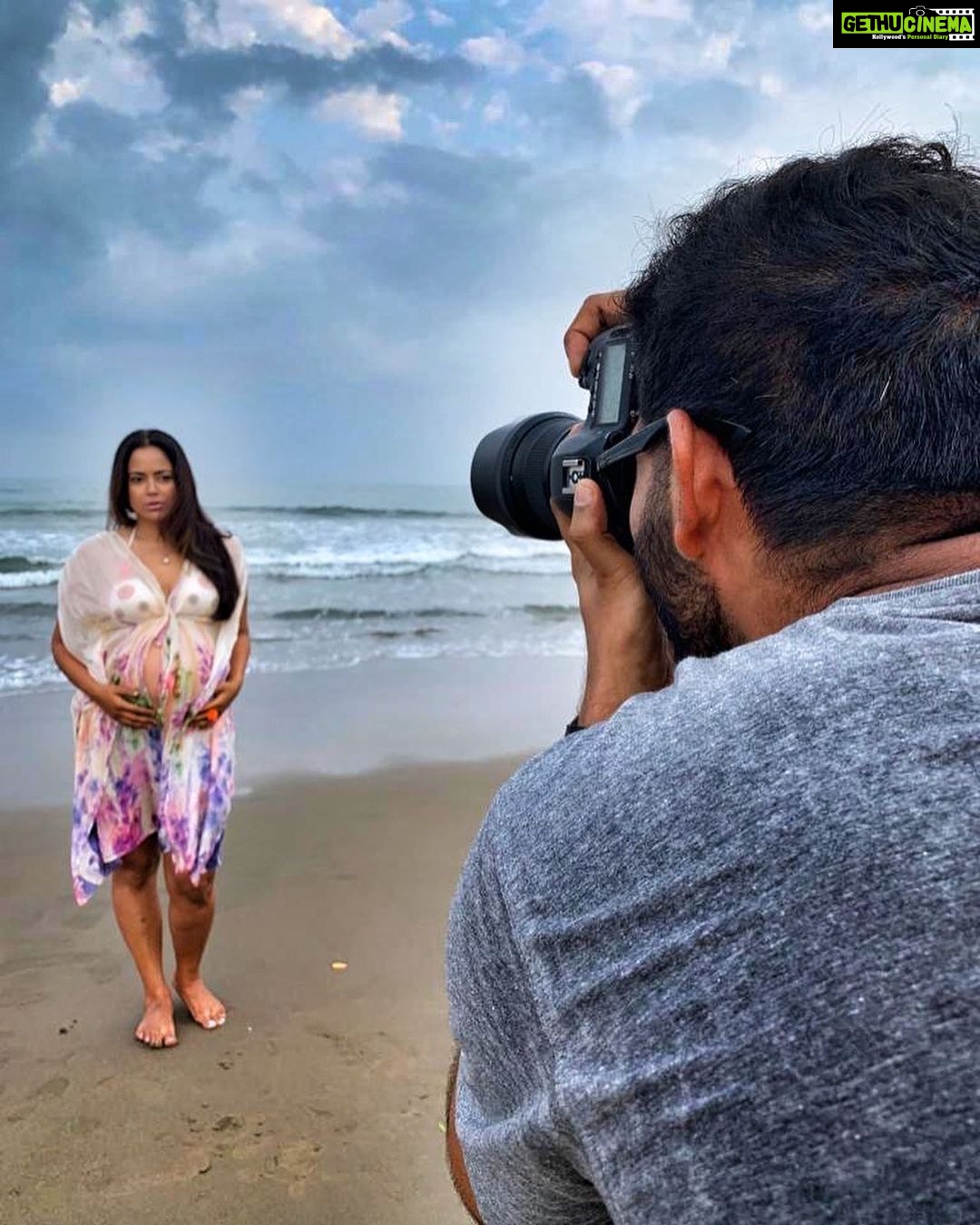 Sameera Reddy Instagram - May 27th 2019 Goa ๐ Preggo with Nyra๐2 years later never thought we would move here! I canโt tell you how much I enjoyed my bump and these pics just reminded me of it โค๏ธ her positive energy gave me so much strength even before she arrived ๐ #throwbackthursday #gratitude for my lil girl #naughtynyra #messymama #motherhood #pregnancy #babybump #throwback ๐ @saadhvimehra thank you for such amazing memories โค๏ธ .๐ท @_fabian.franco_ Goa, India