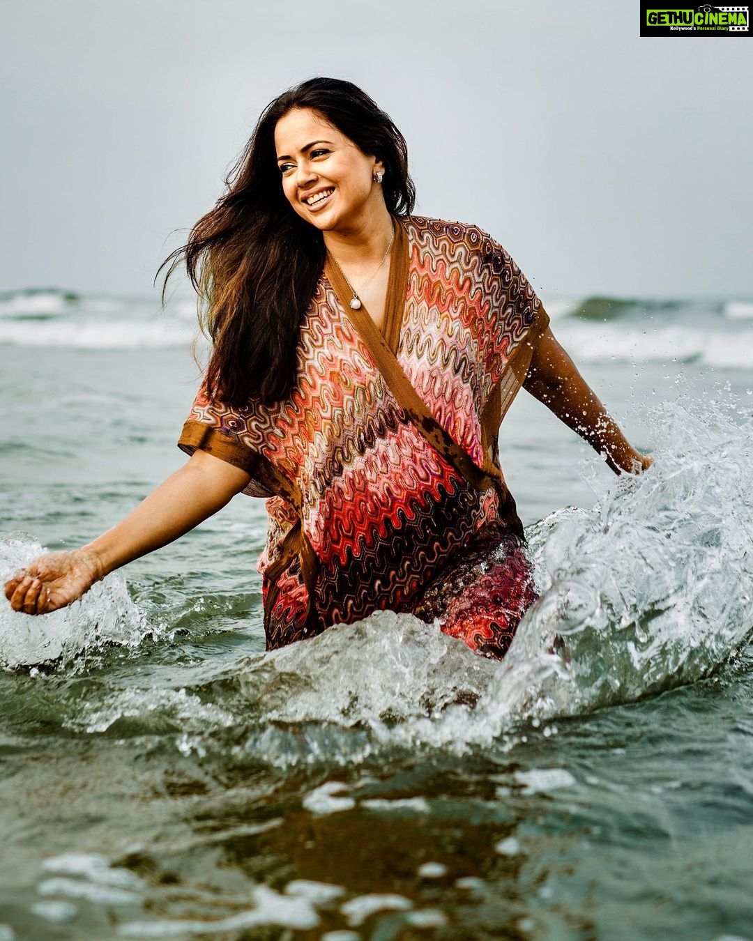 Sameera Reddy Instagram - May 27th 2019 Goa ๐ Preggo with Nyra๐2 years later never thought we would move here! I canโt tell you how much I enjoyed my bump and these pics just reminded me of it โค๏ธ her positive energy gave me so much strength even before she arrived ๐ #throwbackthursday #gratitude for my lil girl #naughtynyra #messymama #motherhood #pregnancy #babybump #throwback ๐ @saadhvimehra thank you for such amazing memories โค๏ธ .๐ท @_fabian.franco_ Goa, India