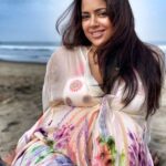 Sameera Reddy Instagram - May 27th 2019 Goa 🏖 Preggo with Nyra🌟2 years later never thought we would move here! I can’t tell you how much I enjoyed my bump and these pics just reminded me of it ❤️ her positive energy gave me so much strength even before she arrived 🎉 #throwbackthursday #gratitude for my lil girl #naughtynyra #messymama #motherhood #pregnancy #babybump #throwback 🏖 @saadhvimehra thank you for such amazing memories ❤️ .📷 @_fabian.franco_ Goa, India