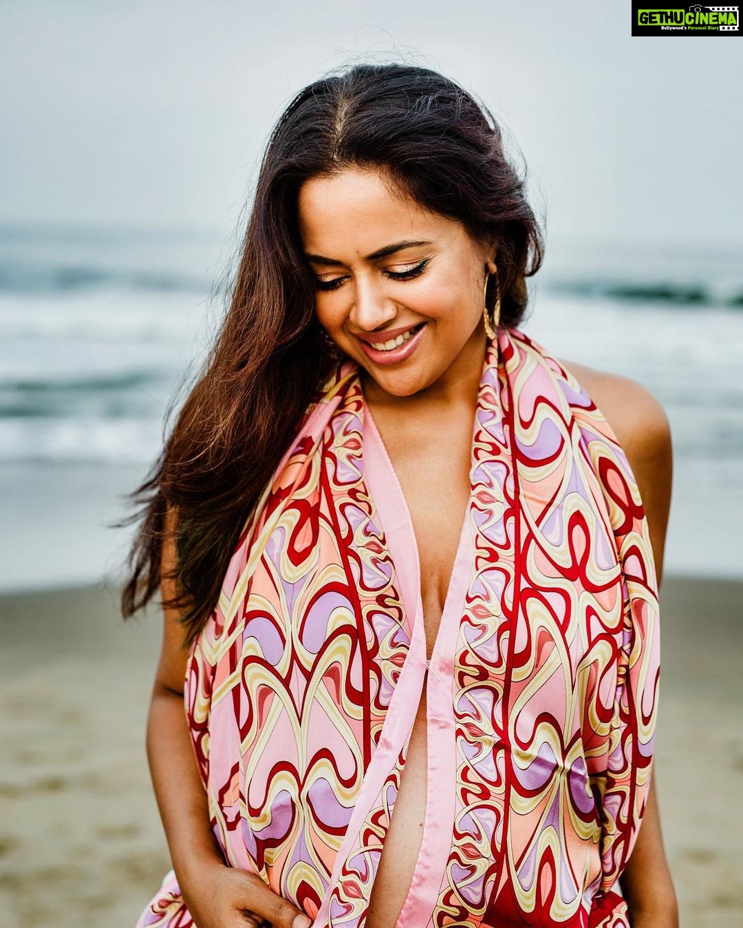 Sameera Reddy Instagram - May 27th 2019 Goa ๐ Preggo with Nyra๐2 years later never thought we would move here! I canโt tell you how much I enjoyed my bump and these pics just reminded me of it โค๏ธ her positive energy gave me so much strength even before she arrived ๐ #throwbackthursday #gratitude for my lil girl #naughtynyra #messymama #motherhood #pregnancy #babybump #throwback ๐ @saadhvimehra thank you for such amazing memories โค๏ธ .๐ท @_fabian.franco_ Goa, India