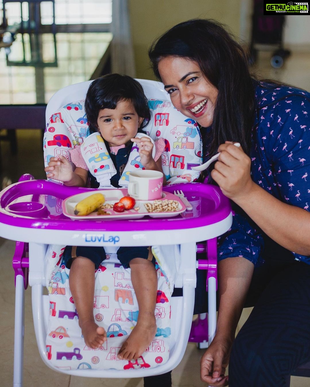 Sameera Reddy Instagram - Feeding Nyra has been so easy thanks to her @luvlap.in Royal High chair! Getting your child into a healthy feeding routine is so important to develop good eating habits ! She loves her meal times and looks forward to sitting in her high chair everyday ! Features ✨ - certified as per European standard, - 5 point safety harness and comfortable seats - seat adjustable to 7 heights - washable cushions - easy to fold and store - 360 degrees wheel swivel with stoppers and you can move the chair anywhere. #momswithluvlap #highchair #feedingchair