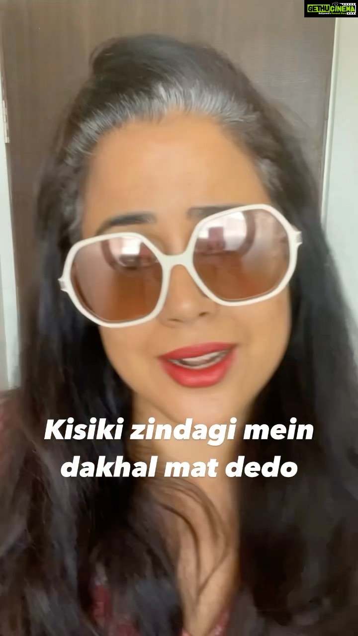 Sameera Reddy Instagram - Iโve never worried about the comment Karney wale log. And you shouldnโt either ๐ just be yourself ๐ถ Grey hair donโt care ๐คท๐ปโโ๏ธ No Gaali only taali ๐ #bekind โค๏ธ๐ผ @yashrajmukhate thank you for cheering me up with this awesome tune ๐๐ป #staysafe #messymama #imperfectlyperfect ๐