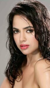 Sameera Reddy Instagram - From Padded bras, coloured contact lenses, airbrushed, enhanced perfect pictures 👉🏼To today’s pure freedom to be myself. No judgement . No pressure . Just me❤️ #transformation #redefined #messymama #imperfectlyperfect #throwback #keepingitreal ✨