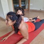 Sameera Reddy Instagram – Sunday NO OFF DAY Mama! 😎 #fitnessfriday #goals #fitmom #messymama #naughtynyra #fitnessmotivation #yoga #momlife  #imperfectlyperfect #letsdothis 💪🏼