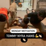 Sameera Reddy Instagram - 💪🏼One more push up @mr.vardenchi ! Yes you can do it 👏🏼 Tommy Nyra & Hans taking the #fitnessfriday challenge very seriously! 😎 😎😎 #fitness #squadgoals #naughtynyra #happyhans #terrifictommy #messymama #momlife 🌟 #mondaymotivation 💪🏼