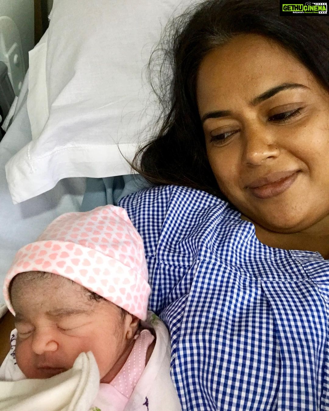 Sameera Reddy Instagram - Something about this pregnancy made me fearless . Strong . Ready to take on anything . And everything . Positively charged from the first moment i conceived her✨ What was so different this time ? Nyra was it you? Or was it my own will and vision to redefine the second pregnancy . To all mamas to be out there . Be aware, mindful and conscious to make sure you stay focused on this Unbelievable miracle of life that we are blessed to nurture . Shut off from the noise and fear. This is your journey and nothing should take away from the beauty of it all . 🪄❤️ #imperfectlyperfect #motherhood #throwbackthursday #naughtynyra #messymama 12 July 2019❤️