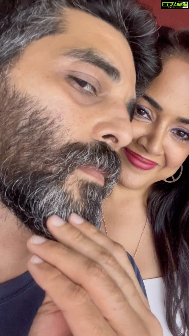 Sameera Reddy Instagram - When you LiKE Whatever🙄 but you SECRETLY like YASS 😍🤪! @mr.vardenchi #beardlife #messymama #husbandandwife #thisisus 🕺💃 always photobomb my shoots Mr. Vardenchi❤️ Pati Patni Aur Beard 🤣