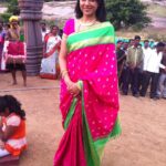 Sameera Reddy Instagram - On set 🎥 Varadhanayaka 2013 (Kannada)! I still have this saree❤️it’s really so pretty ! Call me sentimental but I am keeping a few things to pass on to Nyra ! Maybe she will wear it one day 😍🥰 #flashbackfriday #messymama #career #kannada #saree #throwback ✨ @megbhalla