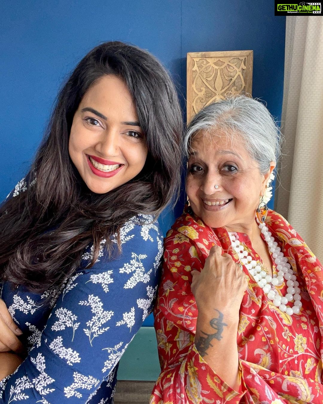 Sameera Reddy Instagram - What is Galentines Day!? It’s The day before Valentines where you celebrate your Gal Pals! Or 👉🏼 the day before you celebrate your Mother in Law 🤪❤️😁 what fun ! 💃🕺 @mr.vardenchi your turn tomorrow 😂😂😁 #ladiesfirst #happygalentinesday❤️ sending all you ladies lots and lots of love ! #girlpower ✨