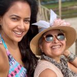 Sameera Reddy Instagram - Hitting the beach with your Saasu be like🔥 #saturdayvibes #saasbahu #messymama #sassysaasu @manjrivarde #goa 🏖