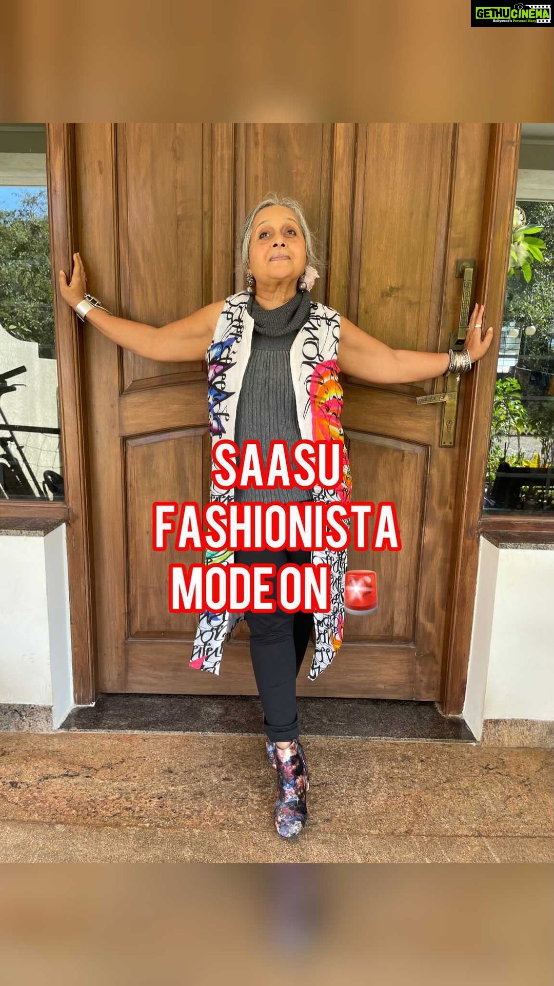 Sameera Reddy Instagram - When your Saasu is a bigger Fashionista than you🤦🏻♀️Light it up at any age Ladies💁🏻♀️ @manjrivarde giving us reasons to rock our wardrobe today 🙌🏻 #sassysaasu #fashionista #saasubahu #madness 🪲