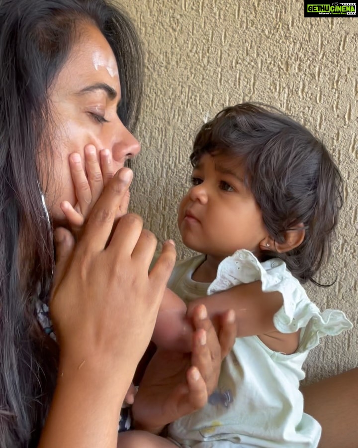 Sameera Reddy Instagram - By appointment only ๐ Nyraโs MakeUp Tutorial on model Messy Mama๐
that we did last weekend โจPlease try this look and tag us โ
#mua #naughtynyra ๐ . By popular demand Iโm revealing her favourite products that she used for this Pro look ๐ฅฐ ๐๐ผ @elfcosmetics Poreless Putty Primer and translucent HD powder ๐๐ผ @trysugar winged Liner ๐๐ผ @masabagupta x @nykaabeauty ๐Canโt Deal โจ #pro #baby #makeuptutorial #messymama #imperfectlyperfect #motherhood ๐งธ๐ keeping it fun ๐