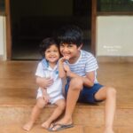 Sameera Reddy Instagram - Naughty Business & Co. 🧸 #siblings #naughtynyra #happyhans #messymama #momentsofmine 🥰 📷 @mommyshotsbyamrita ✨ Goa