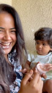 Sameera Reddy Instagram - This lil Desi girl makin her mama look perfect 🤩❤️ #imperfectlyperfect #momlife #messymama #naughtynyra #weekendvibes 🤩💄✨