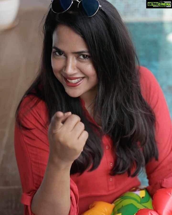 Sameera Reddy Instagram - Travelling had always been exciting and now it’s even more fun to travel as a family ❤️! My hubby, kids and my Sassy Saasu love creating our masti moments together ✨ @clubmahindra is giving you an exciting opportunity to make some amazing travel memories with your family this year. They have come up with India’s largest online family travel game show, Fantastic Family Show, where 1500 families will participate and we will have a lot of winners. Not only this, families will get to win 2N/ 3D Club Mahindra’s holiday package, and the badge and honour of being the Fantastic Family of India. So people, come on! Bring your zing on!! log on to https://bit.ly/393BFEb and participate in the Fantastic Family show now! #FFS #fantasticfamilyshow 👉🏼 http://www.clubmahindra.com/fantasticfamilyshow