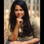 Sameera Reddy Instagram - Girl who are you ? 👉🏼 I get often asked ‘Sameera are you an Actor? Mother ? Housewife ? Celebrity ? Social media influencer? ‘ 🤷🏻‍♀️ I’d like to believe I’m all in one hustling life just like you figuring it out . I hope to learn new things and add many more tags to these definitions because reinvention is the spice of life and I want to live my best one in this moment 🌟 don’t box yourself into other peoples expectations . You define who you want to be 😎#whoareyou #messymama #mondaymotivation #stayfocused #letsdothis . 📸 @mommyshotsbyamrita 👗 @brandlatha