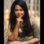 Sameera Reddy Instagram – Girl who are you ? 👉🏼 I get often asked ‘Sameera are you an Actor? Mother ? Housewife ? Celebrity ? Social media influencer? ‘ 🤷🏻‍♀️ I’d like to believe I’m all in one hustling life just like you figuring it out . I hope to learn new things and add many more tags to these definitions because reinvention is the spice of life and I want to live my best one in this moment 🌟 don’t box yourself into other peoples expectations . You define who you want to be 😎#whoareyou #messymama #mondaymotivation  #stayfocused #letsdothis 
.
📸 @mommyshotsbyamrita 
👗 @brandlatha