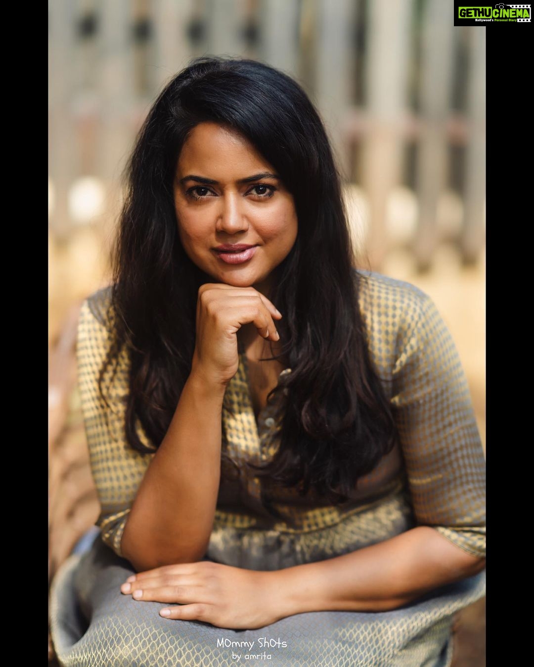 Sameera Reddy Instagram - Girl who are you ? ๐๐ผ I get often asked โSameera are you an Actor? Mother ? Housewife ? Celebrity ? Social media influencer? โ ๐คท๐ปโโ๏ธ Iโd like to believe Iโm all in one hustling life just like you figuring it out . I hope to learn new things and add many more tags to these definitions because reinvention is the spice of life and I want to live my best one in this moment ๐ donโt box yourself into other peoples expectations . You define who you want to be ๐#whoareyou #messymama #mondaymotivation #stayfocused #letsdothis . ๐ธ @mommyshotsbyamrita ๐ @brandlatha