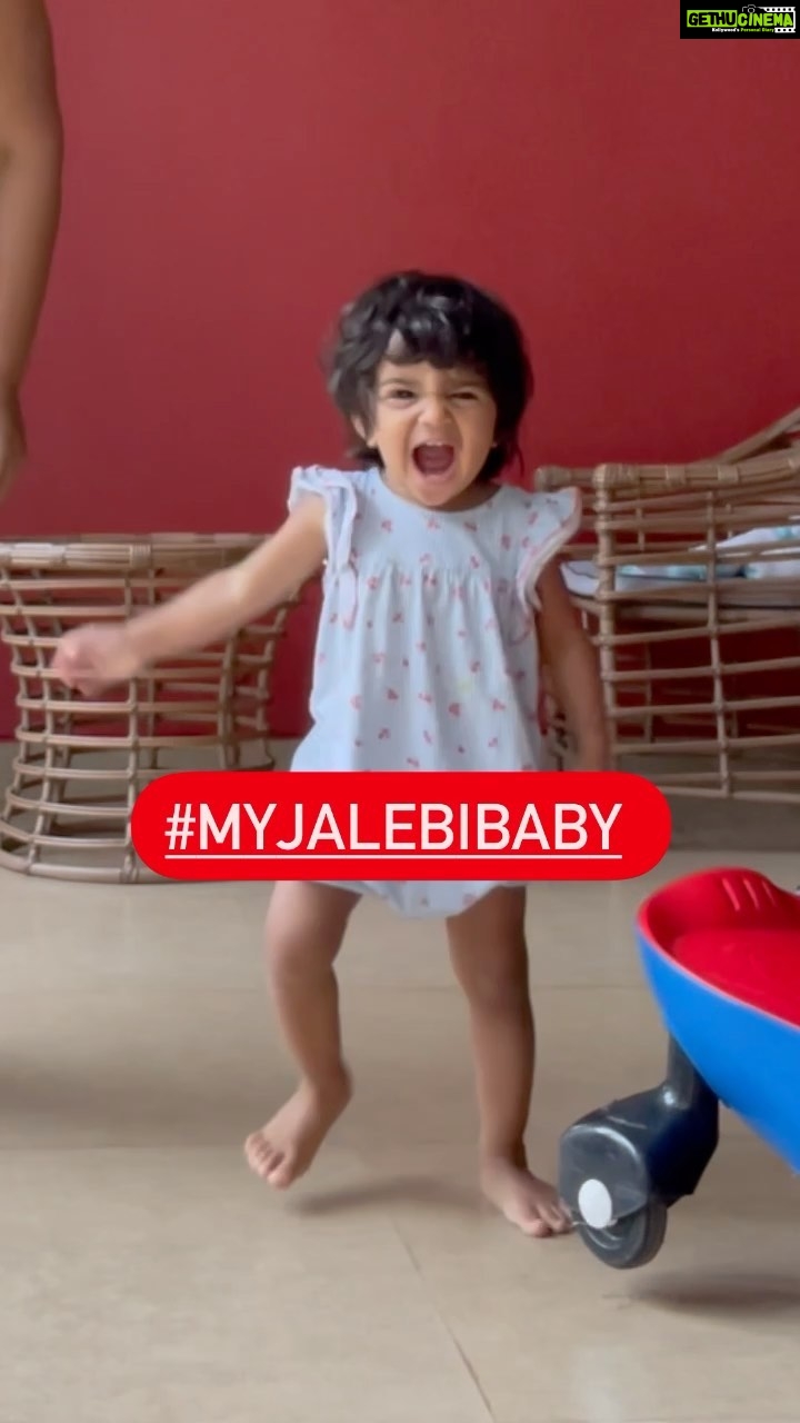 Sameera Reddy Instagram - Get groovy with your❤️& 👉🏼Tag me with #myjalebibaby and I’ll feature some fun ones on my stories 😁 Dance with your Bff, partner, soft toy, 🧸 baby, pet 🐕 whoever whatever you want ! Let’s have some weekend fun with #naughtynyra #happyhans & #messymama 💃 #weekendvibes #happy #positiveenergy ✨