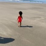 Sameera Reddy Instagram – Here comes Lil Ms Sunshine! 🌟Can you feel the salty sea breeze and the warm sunshine light up your heart ❤️ 🌞 #naughtynyra #timeout #messymama #momlife #beachtime 🏖 #goa
