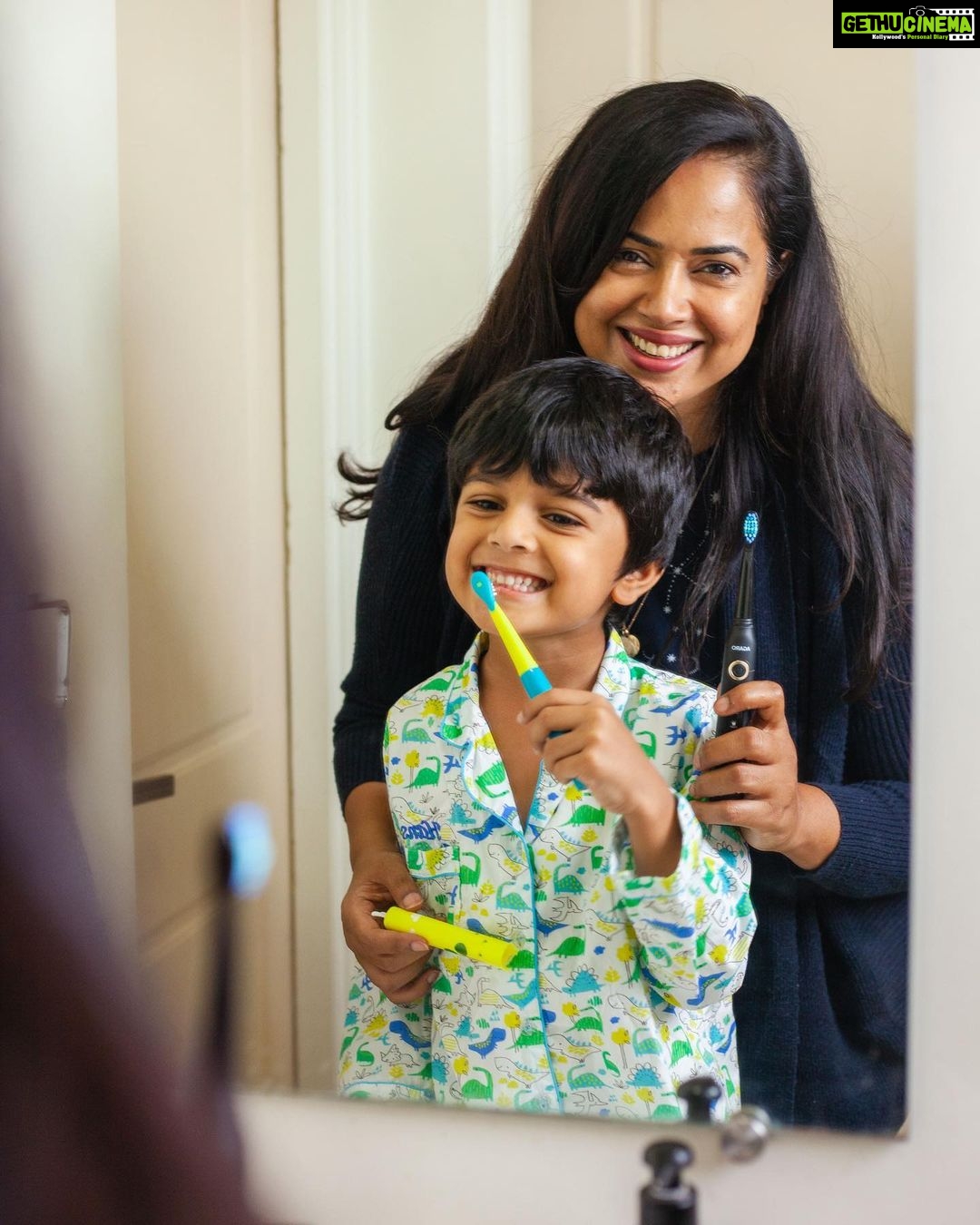 Sameera Reddy Instagram - Hans all ready to jump out of bed and excited for brushing with his teeth with @theagaro_lifestyle ‘s Rex sonicare toothbrush for Kids with 28,000 strokes per minute. Perfectly Matching his mama’s AGARO Cosmic toothbrush with 40,000 strokes per minute and 5 cleaning modes 😍 ✨ Happy Brushing ♥️ . #agaro #theagaro_lifestyle #agarocosmic #sonicare #brushwithagaro #theagarolifestyle