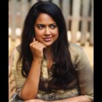 Sameera Reddy Instagram - Girl who are you ? 👉🏼 I get often asked ‘Sameera are you an Actor? Mother ? Housewife ? Celebrity ? Social media influencer? ‘ 🤷🏻‍♀️ I’d like to believe I’m all in one hustling life just like you figuring it out . I hope to learn new things and add many more tags to these definitions because reinvention is the spice of life and I want to live my best one in this moment 🌟 don’t box yourself into other peoples expectations . You define who you want to be 😎#whoareyou #messymama #mondaymotivation #stayfocused #letsdothis . 📸 @mommyshotsbyamrita 👗 @brandlatha