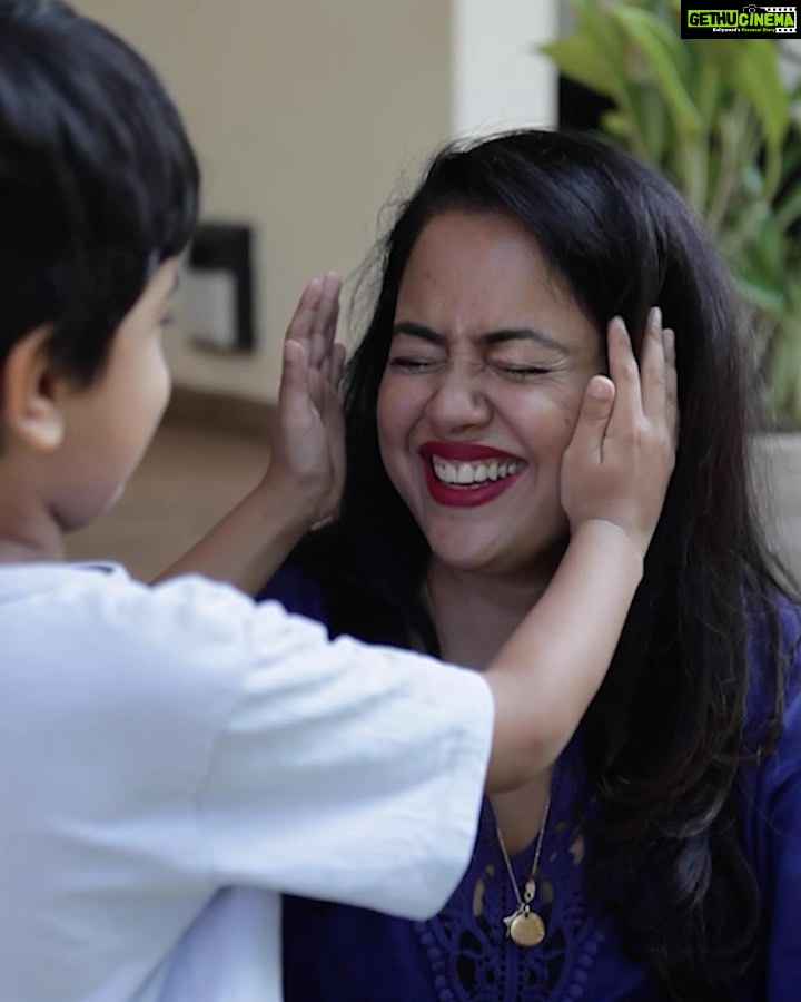 Sameera Reddy Instagram - We all know what a crazy year it has been, but all the cherished moments with my kids has made it worthwhile🌟So we decided to welcome the new year with oodles of fun packed with love❤️We decided to create our new year resolution and design it in a fun DIY activity way 🎨 My Nokia 2.4 phone really did help a lot! I could go on with the battery without charging for 2 whole days, and its large screen made viewing quite easy. Isn't that cool? That's how we are bonding and welcoming the new year, in our own creative way. What about you? 👉🏼You can also share your stories of how you are welcoming the new year✨Happy New Year guys! #JustRightForMoms #Nokia2dot4 #Nokiamobile @nokiamobilein @momspresso
