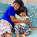 Sameera Reddy Instagram - Sometimes a cosy warm happy hug is all we need🧣😍#weekendvibes #happyhans #naughtynyra #messymama #momlife #magic 🌈