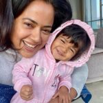 Sameera Reddy Instagram - Pink Riding Hood 👚6am Belgaum 14*degrees 🥶 Morning Face 👀 #imperfectlyperfect #momlife #messymama #naughtynyra keeping me on my toes 🤠 Belagavi - ಬೆಳಗಾವಿ