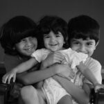 Sameera Reddy Instagram - Lil Ms. Mischief in the middle 🤩 with her two big brothers #happyhans #sunshinesiddy #cutie #cousins #momlife #magic 🌟 . . 📸 @portraitshelter