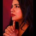 Sameera Reddy Instagram - Pretending deep thought but actually holding my double chin in 😃💃 #messymama a.k.a #sexysam 🤪 #imperfectlyperfect #mama #portrait 📸 @portraitshelter 🌟