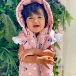 Sameera Reddy Instagram - It’s beginning to feel like Christmas ☃️ #naughtynyra a.k.a Minnie Mouse 🌟 #messymama #momlife #mornings ❄️ Belagavi - ಬೆಳಗಾವಿ