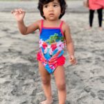 Sameera Reddy Instagram - Butler, my glass of milk please☝🏼🥛 of course the butler is always the mama 🤣 happily serving #naughtynyra 🏖 #messymama #momlife 🌟 beach life ❤️