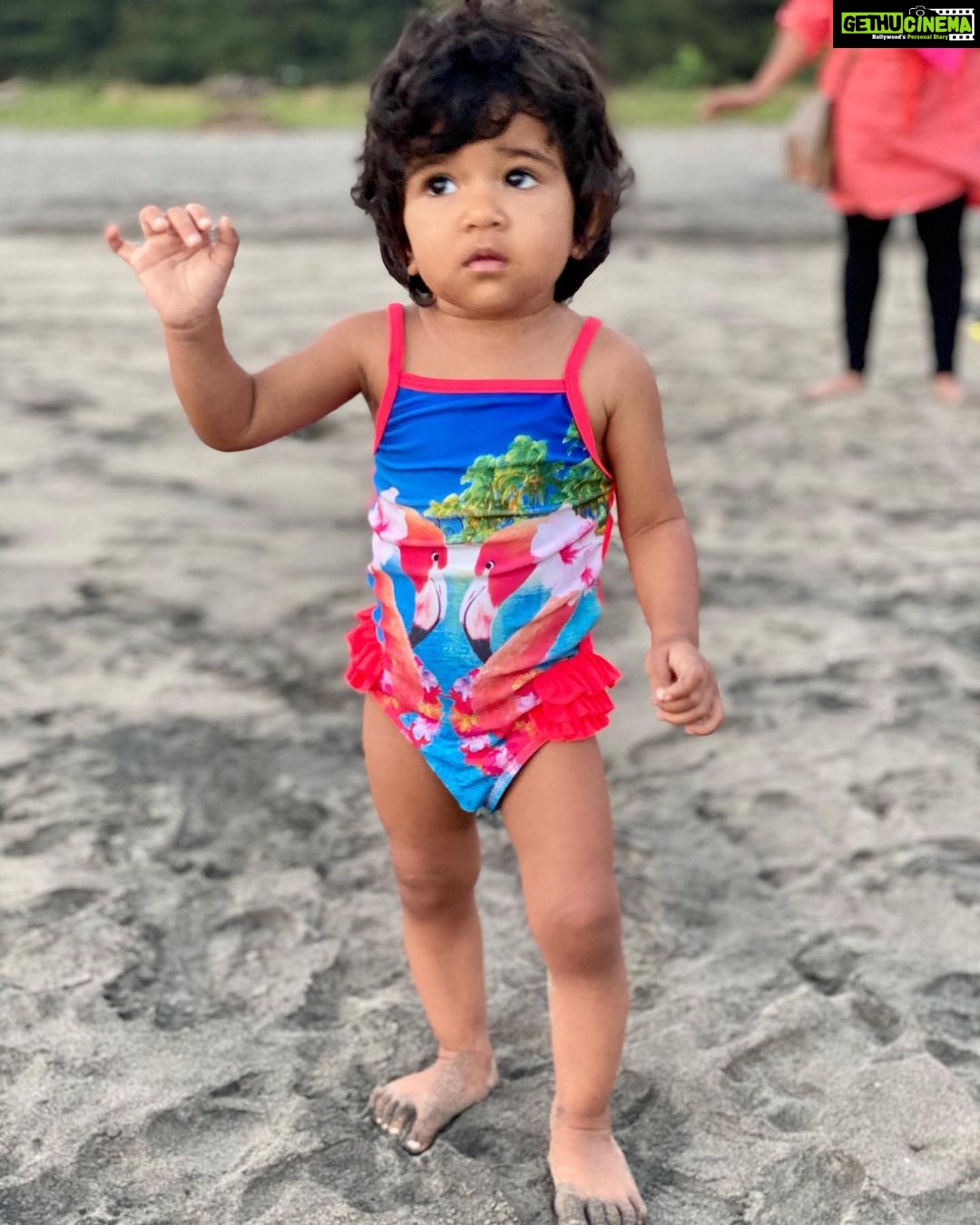 Sameera Reddy Instagram - Butler, my glass of milk please☝🏼🥛 of course the butler is always the mama 🤣 happily serving #naughtynyra 🏖 #messymama #momlife 🌟 beach life ❤️