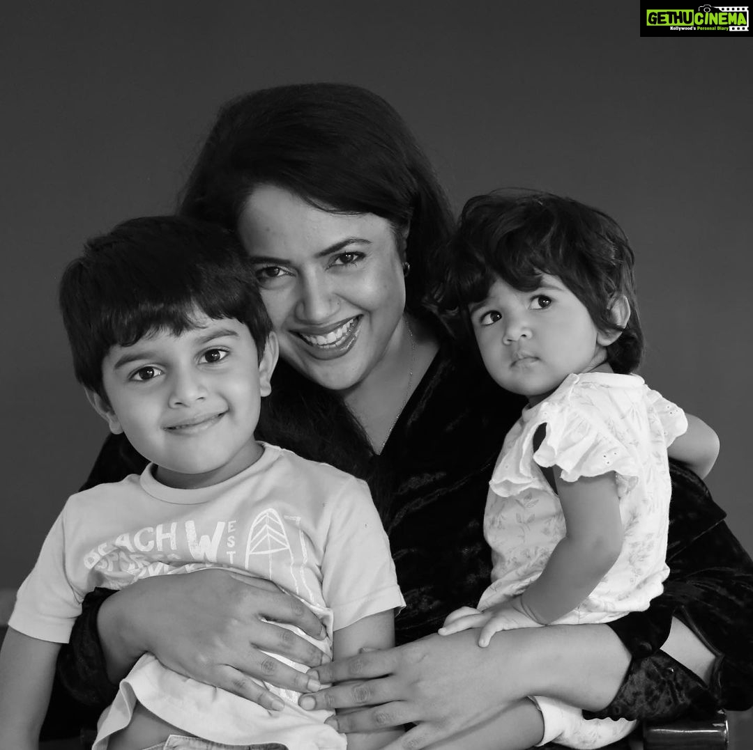 Sameera Reddy Instagram - Birthdays get sweeter every year! Especially with my cutiesโค๏ธ 42 and so grateful to have a community of people that support being kind, being in grace and accepting of one another ๐๐ผ Lots of love and thank you for the birthday wishes ! ๐โค๏ธ๐๐ #messymama #happyhans #naughtynyra #itsmybirthday ๐ฅณ . . ๐ธ @portraitshelter