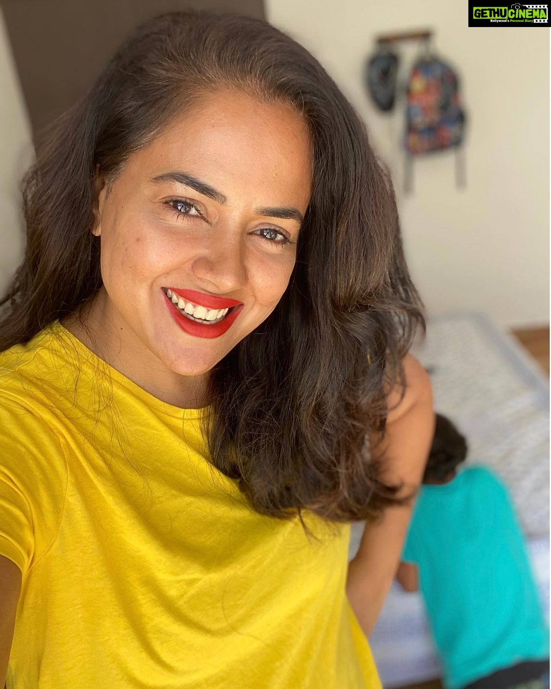 Sameera Reddy Instagram - No Botox , no filter , nothing. It’s easy to doubt ourselves at many points. Especially when we grow a year older🤠 a few years ago I almost caved under pressure that we inflict on ourselves! I wanted to cover up my age with a million fixes and I’m so grateful I chose not to . I’m at peace with myself and that’s priceless . It was hard especially after being in business that was all about appearances . I got such sweet msgs from women saying how happy they felt I openly said I was turning 42 this month because it reminded them to embrace and enjoy the process themselves🌼. Letting go of all fears, feeling good at any age and most important making peace with ones body and mind is really exhilarating 🌟 happiness is in your hands 🌈 #messymama #birthdayweek #42 #momlife #keepingitreal #imperfectlyperfect #mom 🎈