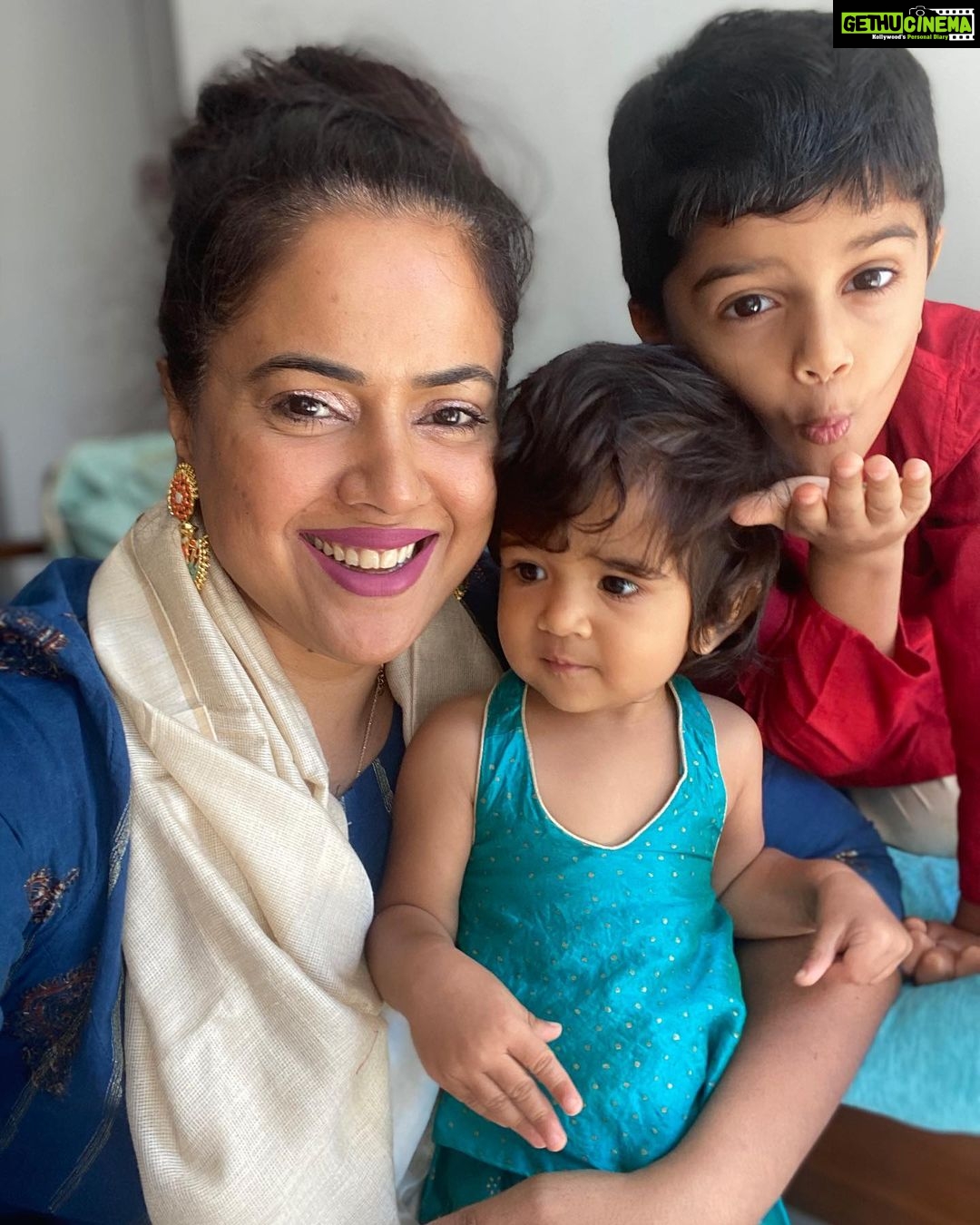 Sameera Reddy Instagram - My fav month is arriving ! December🌟Great weather , my birthday😌 , Christmas 🎄 New Years 🎉🎉 and then hello 2021 ! We made it thru 2020 peeps😃 what a crazy year! #positivevibes #messymama #momlife #imperfectlyperfect #motherhood #happyhans #naughtynyra #happy #space #mondaymotivation #to stay happy ☀️