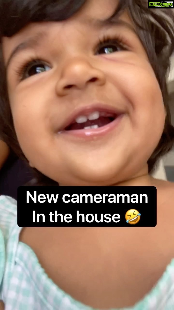 Sameera Reddy Instagram - Robber Alert🚨caught escaping with Mama’s phone😁#naughtynyra #messymama #happyhans #christmastree #weekend #excitement #momlife #reels 🎈