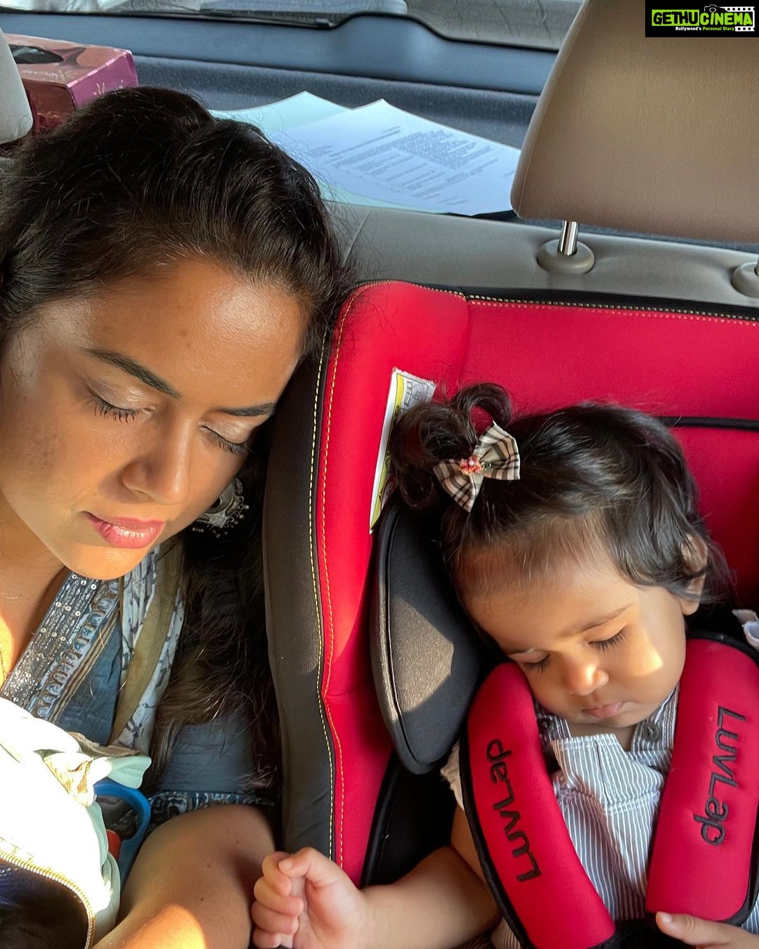 Sameera Reddy Instagram - #mondaymotivation 😴nap when your child does or you will burnout ❤️ I’ve had a crazy couple of months keeping up with online studies ,two kids, the move to goa and the list goes on . It’s been a hard year on all of us and along with a positive attitude you also need that timeout to rest and recuperate . And it’s hard to find a moment but we need to try 😅 stay happy #messymama #mondaymood #rest 😍 📷 @diydayalishka thanks for reminding me to chill🤓 @luvlap.in #momswithluvlap