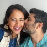 Sameera Reddy Instagram - An unexpected kiss be like 🤓 #messymama #mrvardenchi #mondaymood #happy #monday #momlife #myhusband ❤️🪔 #diwaliweekend 🎉