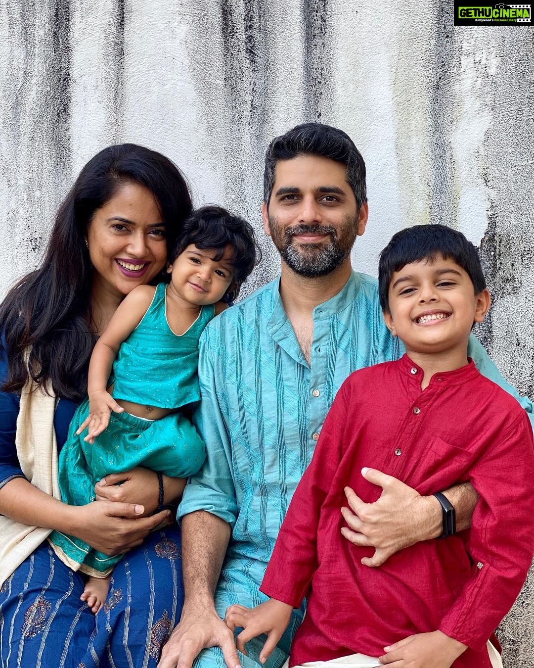 Sameera Reddy Instagram - Wishing you all a blessed Diwali with positive energy ๐ 2020 has been challenging and itโs the first Diwali away from my mom dad and sisters. Makes me value relationships a lot more๐๐ผ Feeling blessed ๐ช#Diwali2020 #ShubhDiwali2020 #positivevibes #family #blessed