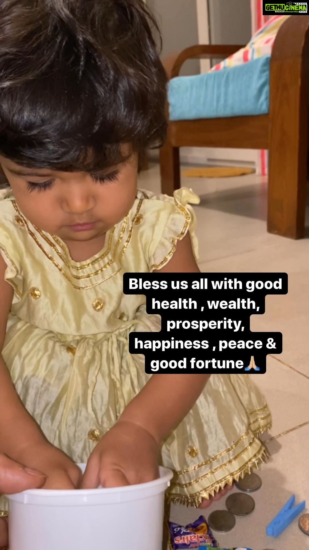 Sameera Reddy Instagram - Collecting all her coins for the Laxmi Puja𤩠seeking blessings of Goddess Laxmi to shower us with good health, wealth, prosperity, happiness , inner peace and good fortuneš#aboutlastnight #laxmipuja #naughtynyra #Diwali2020 #ShubhDiwali2020 #FeelItReelIt #FeelKaroReelKaro #ReelsWaliDiwali