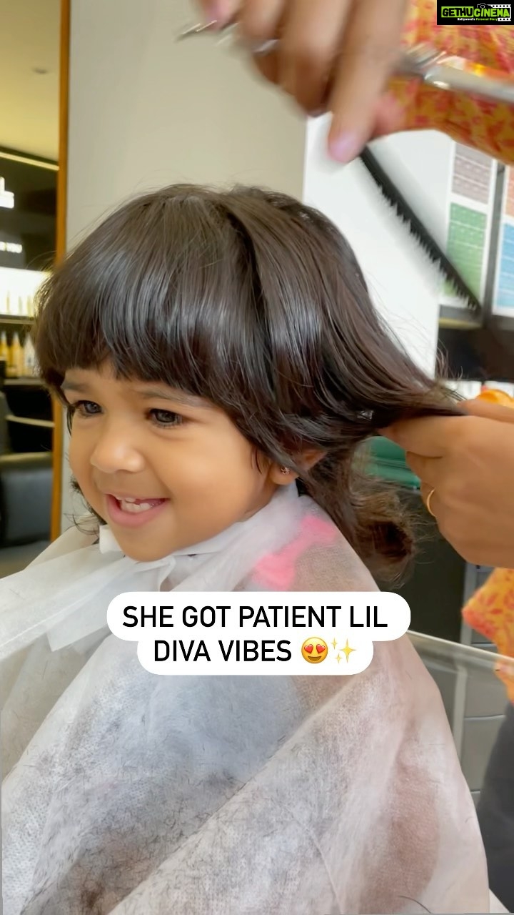 Sameera Reddy Instagram - Diva vibes🌟Mama can’t cut my hair no more🤓My baby girls 1st salon haircut 💇‍♀️ #salon #firsttime #naughtynyra #haircut #momlife