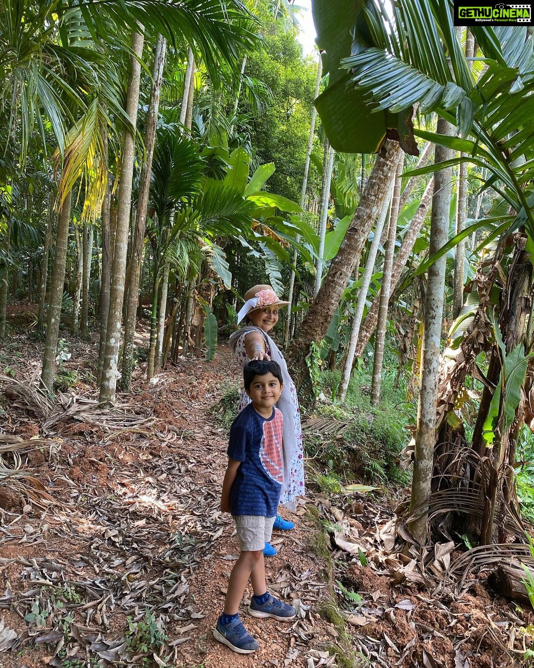 Sameera Reddy Instagram - It felt good to get outdoors after so long! We started with a spice plantation @savoiplantation 🍃 I asked for suggestions for places close to and around Goa for us to discover ! and these are your recommendations( I’ve copy pasted as is-) - Big Foot museum at Loutulim chorla ghat Rock garden, Karwar Warship museum, Karwar Pollem beach Cotigao Wildlife Sanctuary spice farm near Netravali Wildlife Sanctuary .Tanshikar's Spice Farm, Savari waterfall, Budbud Taal or Bubbles Lake and Rivona Caves Tambdi Surla Temple Fernandes heritage house chandor Fort Tiracol Butterfly beach Three kings church Chandrnaath parvat in quepem goa Tarkali beach sindhudurga fort sagreshwar beach - vengurla amboli hill station Devgad - beach, wind turbine Samri waterfall Cap de rama Divar island 👉🏼please feel free to add more in the comments ! It’s always nice to know hidden gems might be there to discover ! #messymama #goadiscovery ❤️