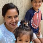 Sameera Reddy Instagram - Mid week Masti wit Mama🎈❤️😃 #naughtynyra naughtiness alert 🚨 #happyhans #messymama #momlife #imperfectlyperfect #motherhood 🎉